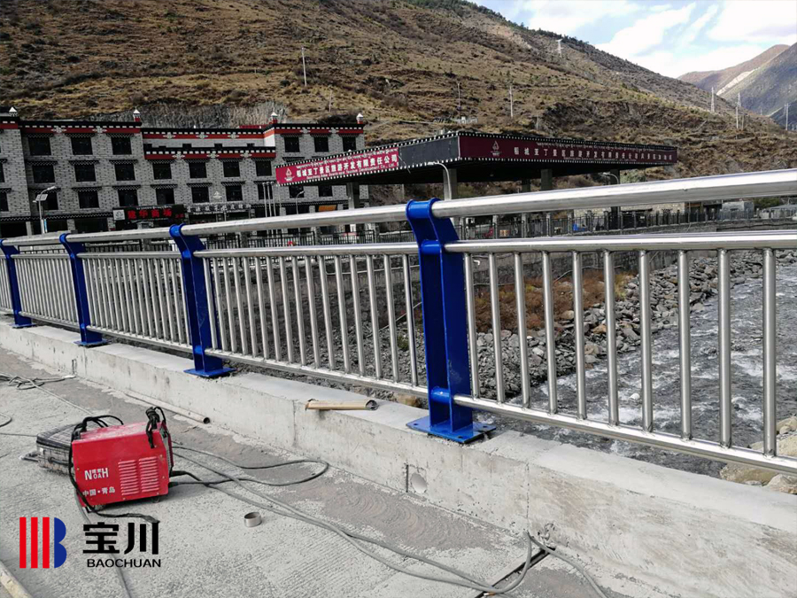 稻城亚丁风景区桥梁护栏与声屏障